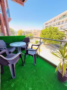 a balcony with a table and chairs and a view at Apartament Alfa Saturn in Saturn