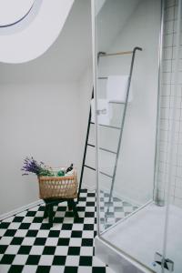 a bathroom with a ladder and a basket of flowers at Flowland Tarczyn in Tarczyn