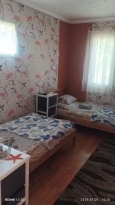 a bedroom with two beds in a room at Fa-mìlia Vendègház in Tiszavasvári