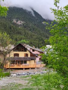 a house in the middle of a mountain at O Clarée in Val-des-Prés