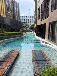 a swimming pool in the middle of a building at A Cozy Condo Near Central-BJ in Ban Rangeng +16 photos