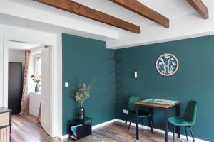 a room with a blue wall and a table and chairs at Naturparadies an der Saale in Könnern