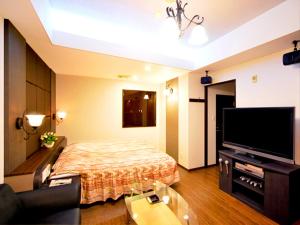 A television and/or entertainment centre at Hotel Joy (Adult Only)