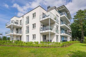 an apartment building with balconies and a yard at Haffhafen in Garz
