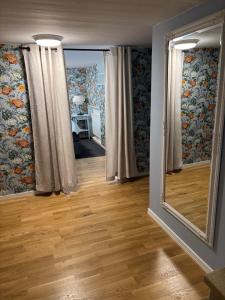 a hallway with a mirror in a room at Gillestugan in Rättvik +3 photos