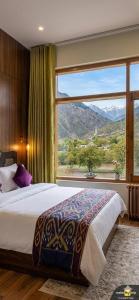 a bedroom with a bed and a large window at Samoon Guest House Sonmarg in Kulan