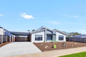 a white house with a fence and a driveway at Aqua Views in Eagle Point