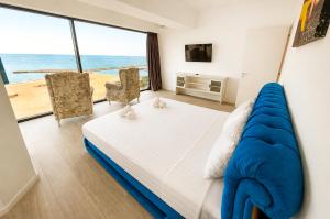 a bedroom with a bed with a blue couch at Maritimo ApartHotel in Constanţa