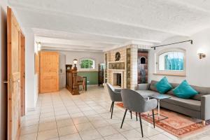 a living room with a couch and a table at Villa Aurum in Greetsiel
