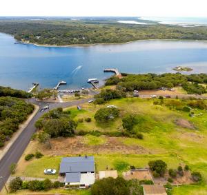 una vista aérea de una pequeña isla en un cuerpo de agua en Paradise View en Augusta