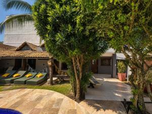a house with a garden with a couch in the yard at Pousada Pontal RJ in Rio de Janeiro