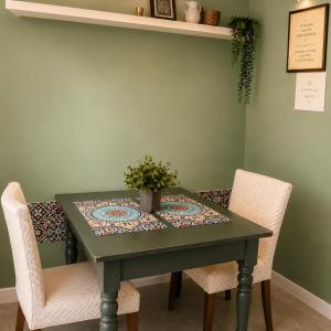 a green dining room table with two chairs and a table sidx sidx sidx at Alexandra's house in Arta