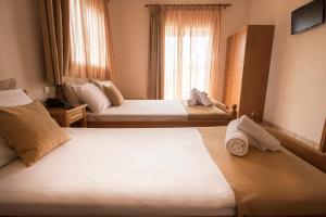 a hotel room with two beds and a window at Iris by Dias in Olympic Beach