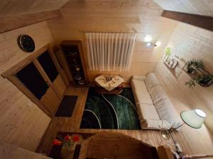 an overhead view of a living room with a couch at Puhkemökk in Sõmera
