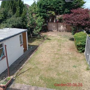 ein leerer Hof neben einem Zaun und einem Haus in der Unterkunft Double bedroom with shared facilities in Lexden