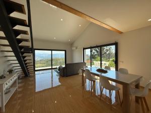 a kitchen and dining room with a table and chairs at Paraíso Céu Azul in Celorico de Basto