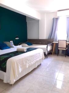 ein Schlafzimmer mit zwei Betten, einem Tisch und Stühlen in der Unterkunft Hotel Arthaus in Asunción