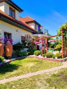 a house with flower pots in the yard at Willa WiK in Rewal