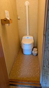 ein kleines Badezimmer mit einer Toilette in einer Kabine in der Unterkunft Ullstorp Tomta in Nykil