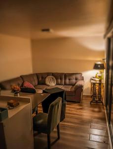 a living room with a couch and a table at Cabaña el Sol in La Boca