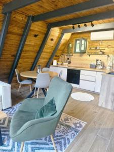 eine Küche und ein Esszimmer mit Tisch und Stühlen in der Unterkunft Pineta in Nišići + 16 Fotos