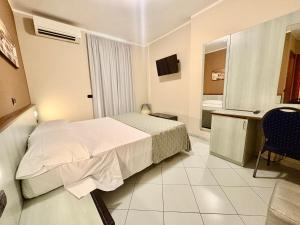 una camera d'albergo con letto e bagno di Albergo Posta a Genova Altre 45 foto