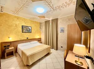 una camera d'albergo con un letto e una scrivania di Albergo Posta a Genova
