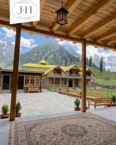 a large building with benches and mountains in the background at Jaaz Heights in Tāl