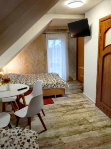 a room with a bed and a table and chairs at Willa WiK in Rewal