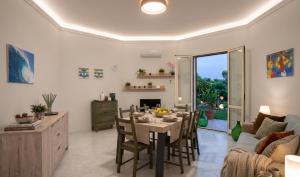 a living room with a table and a dining room at Appartamenti in Villa Polimnia in Fontane Bianche