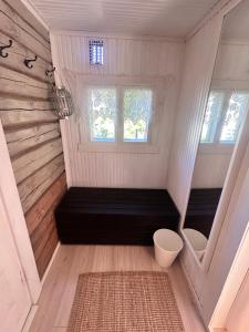 a small room with a bench in front of a window at Vääksyn Mummola in Vääksy +16 photos