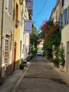 an empty street in an alley between buildings at La Petite Maison de Caractere Catalan in Argelès-sur-Mer