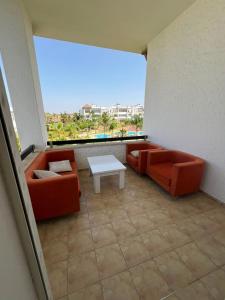 a living room with two couches and a table at Marina golf A in Asilah