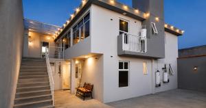 ein weißes Haus mit Treppe und Lichtern in der Unterkunft Casa Aoi Ideal para empresas y grupos de trabajo in Pachuca de Soto