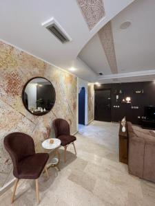 a living room with a couch and a mirror at Appartement cozy in Oujda