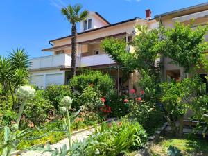 un edificio con un giardino antistante di Haus Sabina a Palit