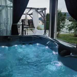 ein Whirlpool in einem Zimmer mit Aussicht in der Unterkunft ForRest Spa Apartment - Private Jacuzzi & Sauna in Ravna Gora