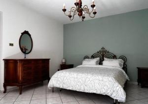 a bedroom with a bed and a mirror and a dresser at Casa Didavani 2-6 people in Belveglio
