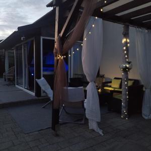 eine Terrasse mit Zelt, Tisch und Stühlen in der Unterkunft ForRest Spa Apartment - Private Jacuzzi & Sauna in Ravna Gora + 43 Fotos