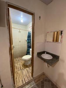 a bathroom with a toilet and a sink at Pousada Orienttal in Santarém