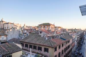 een luchtzicht op een stad met gebouwen bij Penthouse Angelo Brunetti in Rome