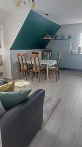 a living room with a dining room table and chairs at Kunst und Meer in Varel