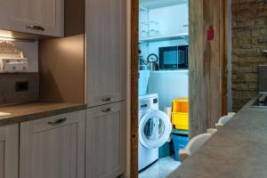a kitchen with a washer and a washing machine at Casa Gradita in Ponte Caffaro
