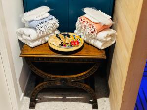 a table with a plate of food and towels at BluePrivateSpa in Latte