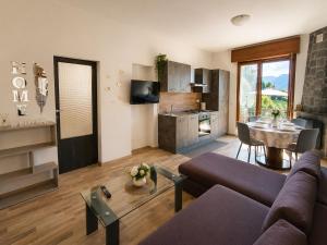 a living room with a couch and a table at Dudi Jolie Maison - Jacuzzi in Lezzeno