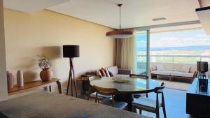 a living room with a table and a couch at flat kariris de luxe in Juazeiro do Norte