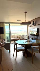 a living room with a table and chairs and a couch at flat kariris de luxe in Juazeiro do Norte