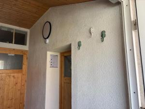 a room with a wall with clocks on it at Neubeginn 2 - Zimmer B in Hildburghausen