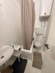ein weißes Badezimmer mit Toilette und Waschbecken in der Unterkunft Aurra Studio in Budva