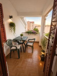 ein Balkon mit Tisch und Stühlen und Aussicht in der Unterkunft Aurra Studio in Budva + 4 Fotos
